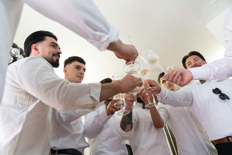 Mirele și prietenii ciocnind un pahar