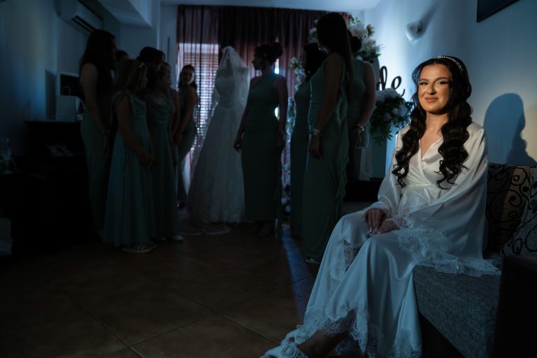Mireasa pregătindu-se înainte de ceremonie